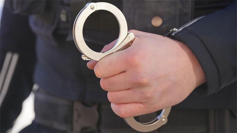 Der Mann konnte laut Polizei widerstandslos festgenommen werden. (Symbolbild)