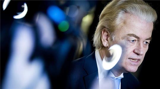 Der Mann mit dem platinblonden Haarschopf zeigt sich von einer neuen, kompromissbereiten Seite.