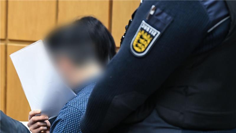 Der Mann soll als Teil einer Bande vor allem in Baden-Württemberg und Nordrhein-Westfalen selbst Führerscheinprüfungen übernommen oder Stellvertreter für Fahrschüler organisiert haben.