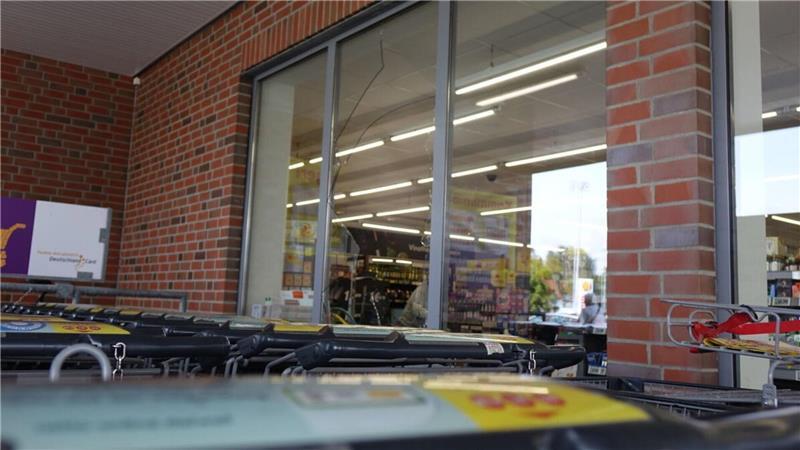 SEK-Einsatz bei Netto: 37-Jähriger in Stade verurteilt Der Mann soll in einen Discounter im Landkreis Cuxhaven eingedrungen sein und sich dort verschanzt haben.