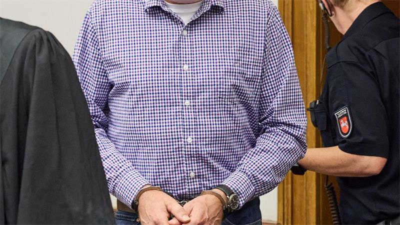 Landwirt gesteht Tötung von Frau - „Tut mir unfassbar leid“ Der Mann soll laut Staatsanwalt seine Frau mit einer Eisenstange heimtückisch von hinten auf den Kopf geschlagen und sie anschließend erstochen haben.