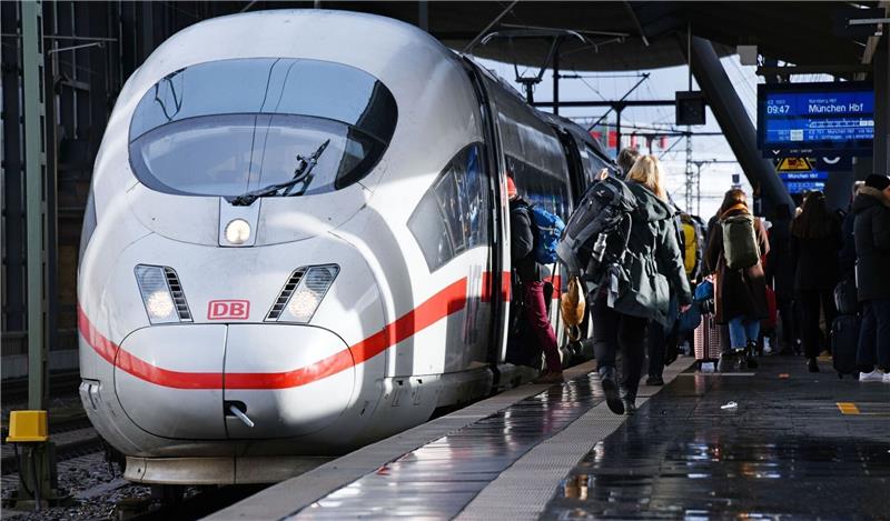 Der Mann verlor am Hamburger Hauptbahnhof beim Einsteigen in den Zug das Gleichgewicht. Symbolfoto: dpa-Bildfunk