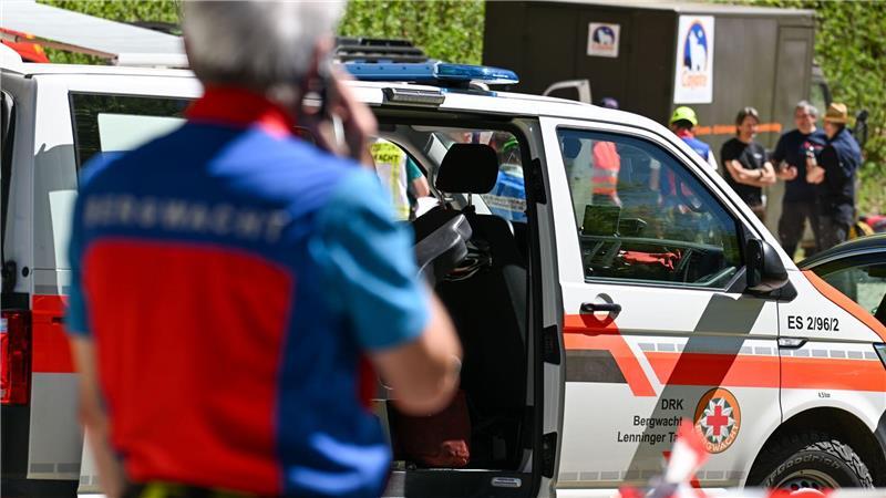 Der Mann war mit seiner Gruppe bereits rund 1.300 Meter tief in die Höhle im Kreis Reutlingen geklettert, als der Notfall passierte. 