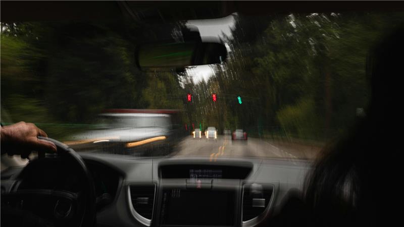 Betrunkener flüchtet nach Unfall, kehrt zurück - und flüchtet wieder Der Mann war so stark betrunken, er dürfte nur noch verschwommen gesehen haben (Symbolbild).