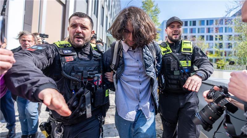 Der Mann wurde abgeführt.