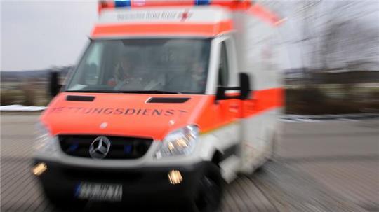 Der Mann wurde umgehend in ein Krankenhaus eingeliefert. (Symbolbild)