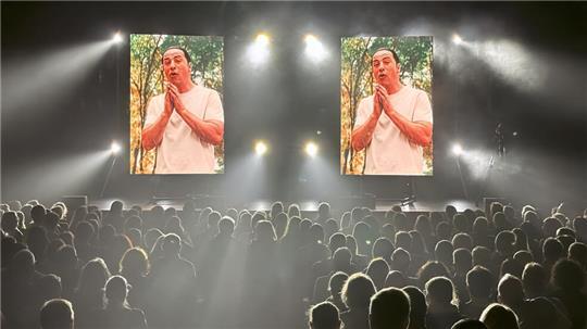 Der Mannheimer Comedian Bülent Ceylan präsentiert im Stadeum mit „Yallah Hopp“ ein Crossover aus Humor und Musik.