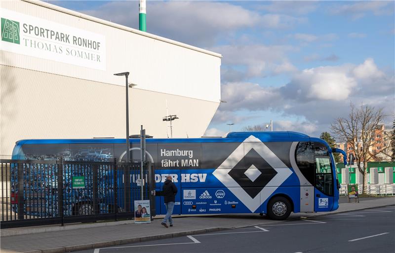 Falschfahrer stoppt HSV bei der Rückreise aus Darmstadt Der Mannschaftsbus des Hamburger SV. Archivfoto: Daniel Karmann/dpa