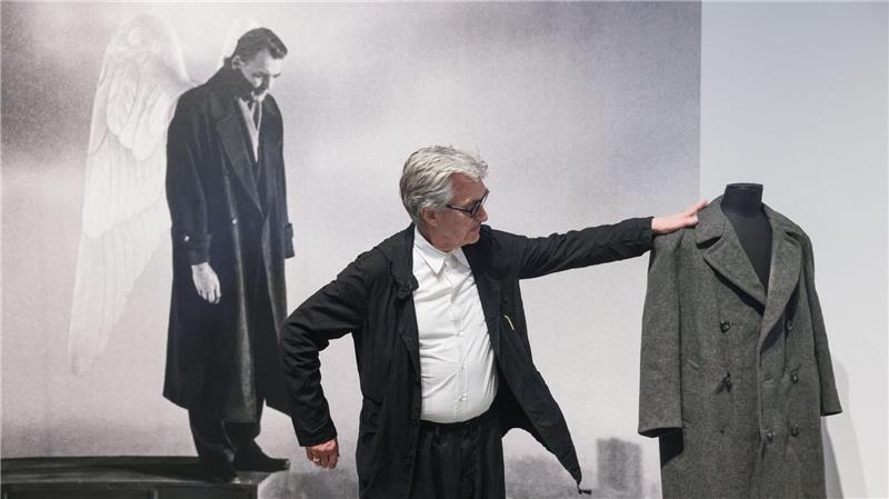 Der Mantel von Bruno Ganz aus „Der Himmel über Berlin“ ist ein Höhepunkt der Ausstellung.