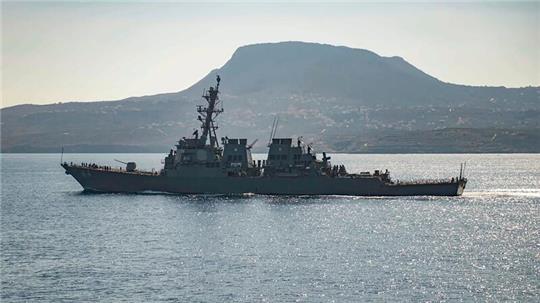 Der Marine-Zerstörer „USS Carney“ habe auf Notrufe der Frachter reagiert und Hilfe geleistet, hieß es.
