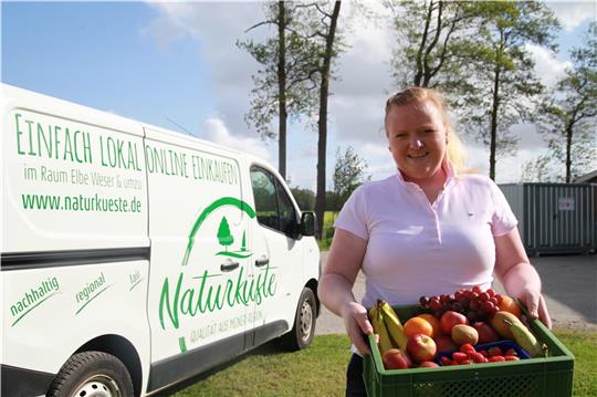 Der Markenname und der Lieferwagen stammen noch aus Zeiten der Regionalmarke Naturküste. Mittlerweile betreibt Obstbäuerin und Galloway-Züchterin Hjördis Plate den Onlinehandel mit ihrem Mann Henning allein. Foto: Leuschner