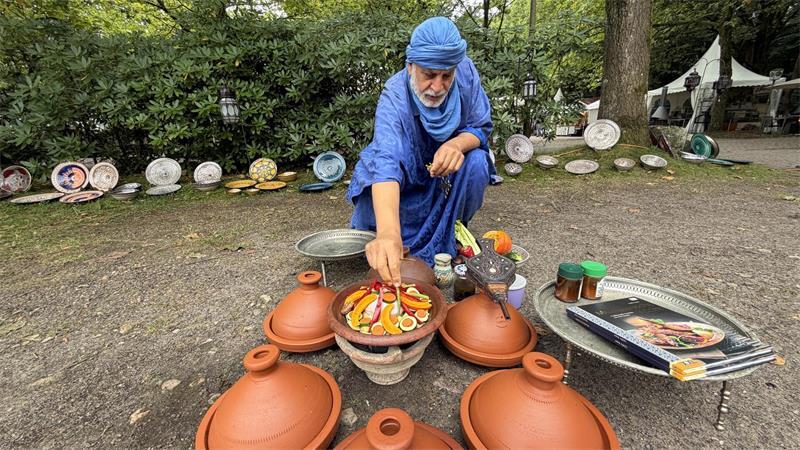 High-Tech-Mähroboter bis Naturkosmetik: Die Trends auf der LebensArt Der Marokkaner Syedhom Salama bereitet mit der Tajine gesunde Speisen zu.