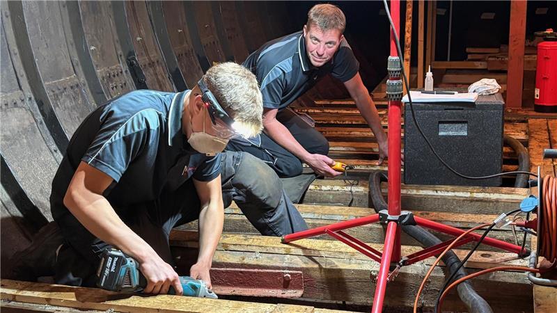 Ist Buxtehudes Ewer beschädigt? Zu diesem Ergebnis kommt ein Experte Der Maschinenbaumechaniker Marco Moje (rechts) und sein Sohn Leon untersuchen den Stahlrumpf des Ewers Margareta.
