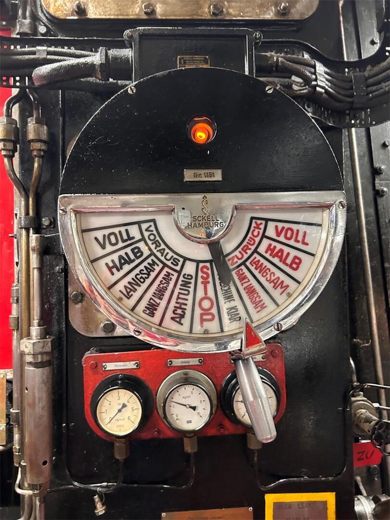 Der Maschinentelegrapf zeigt an, wie viel Leistung oben von der Brücke gewünscht wird.