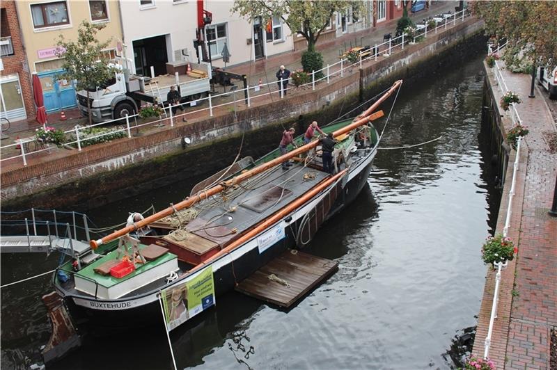 Der Mast des Ewers Margareta wurde am Mittwochvormittag wieder aufgerichtet. Foto: Frank