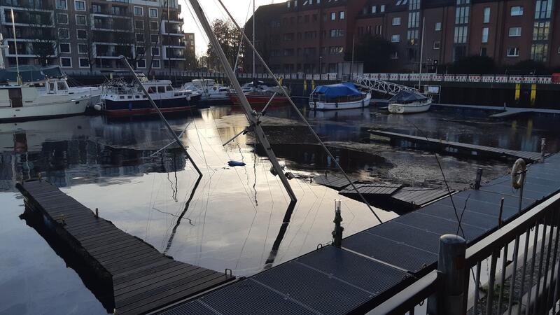 Der Mast eines gesunkenen Segelbootes ist im Hafen von Oldenburg zu sehen.