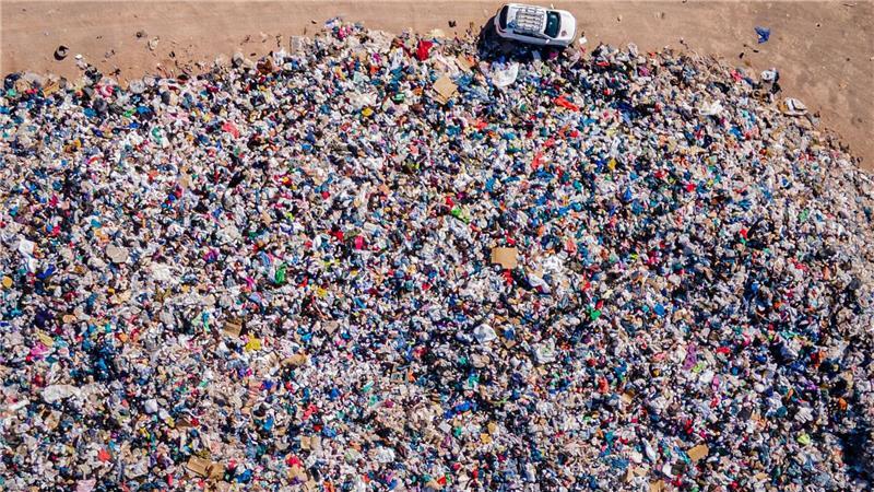 200 Fußballstadien voll Kleidermüll - so viel werfen wir weg Der Materialwert der globalen Kleiderabfälle liegt laut BCG bei geschätzten 150 Milliarden US-Dollar jährlich. (Archivbild)