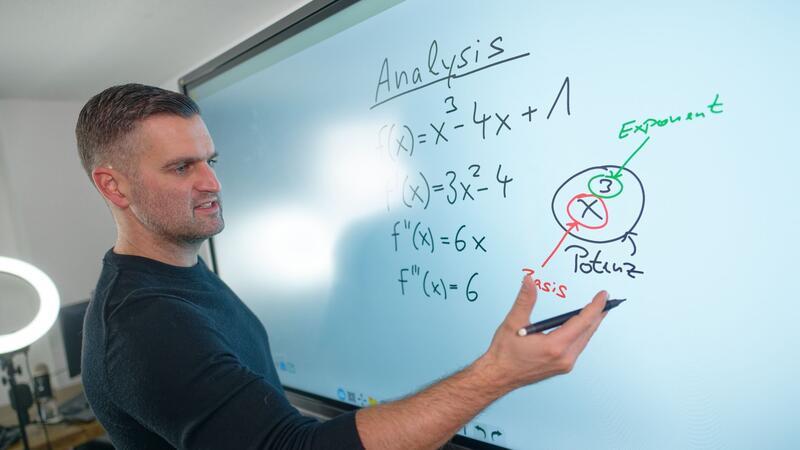 Woran der Mathe-Unterricht krankt Der Mathematik-Youtuber Daniel Jung steht in seinem Videostudio, in dem er seine Mathematik-Lehrvideos aufnimmt.