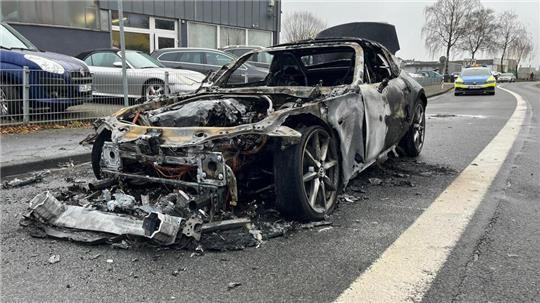 Der Mazda fing plötzlich Feuer und brannte komplett aus.