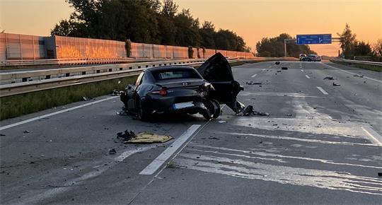 Der Mazda geriet ins Schleudern, drehte sich und kam entgegen der Fahrtrichtung zum Stehen.