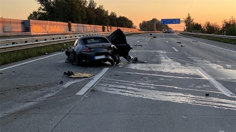 Autofahrer sorgen bei A1-Unfall am Morgen für Ärger Der Mazda geriet ins Schleudern, drehte sich und kam entgegen der Fahrtrichtung zum Stehen.