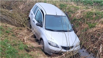 Der Mazda landete schließlich im Graben.
