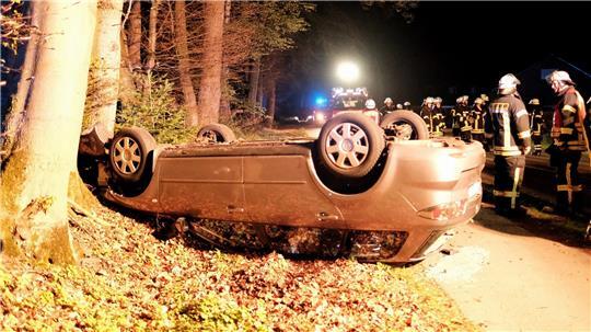 Der Mazda überschlug sich an der Straße Am Walde und kam erst auf dem Dach zum Liegen.