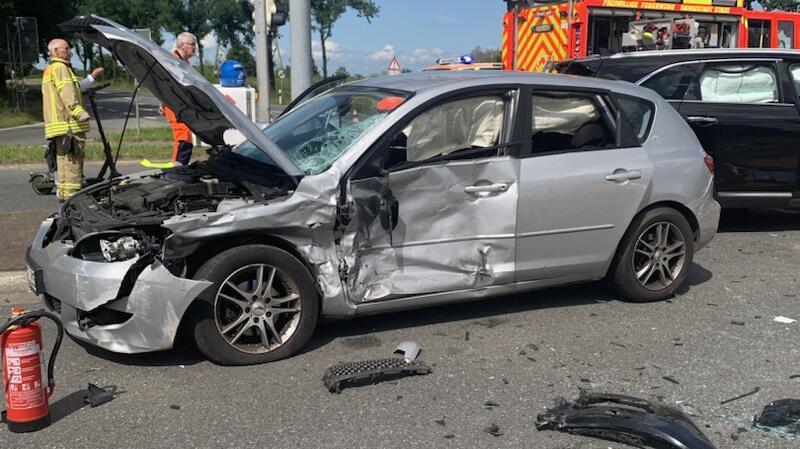 Fataler Unfall auf der L111 in Stade: Kind schwer verletzt Der Mazda wurde bei dem Unfall schwer beschädigt. Die Polizei schätzt den Schaden auf insgesamt 13.000 Euro.
