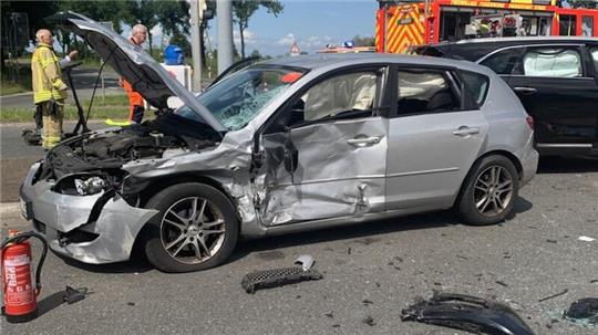 Der Mazda wurde bei dem Unfall schwer beschädigt. Die Polizei schätzt den Schaden auf insgesamt 13.000 Euro.