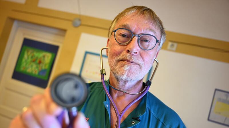 Der Mediziner Ulrich Kuhnerntet nicht nur im Netz Kritik für sein Schild (Archivbild).