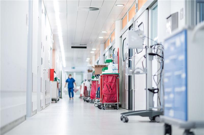 Arzt in Elbe Klinikum verprügelt: Patient fürchtete, vergiftet zu werden Der Mediziner, der als Nebenkläger auftritt, musste wegen eines Schädel-Hirn-Traumas auf der Intensivstation behandelt werden. Symbolbild: dpa