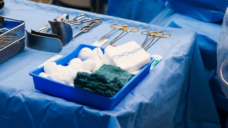 Der Medizinische Dienst stellte im vergangenen Jahr in rund 2700 Fällen fehlerbedingte Schäden nach Behanldungen fest.