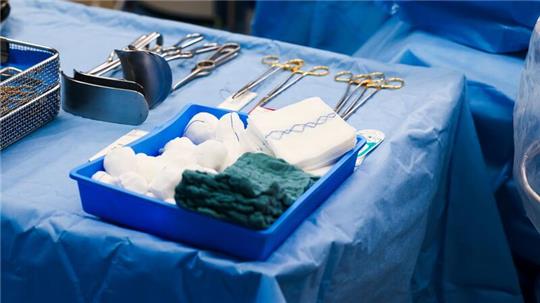 Der Medizinische Dienst stellte im vergangenen Jahr in rund 2700 Fällen fehlerbedingte Schäden nach Behanldungen fest.