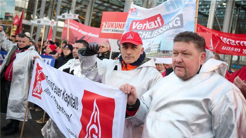 Thyssenkrupp-Chef wirbt vor Aktionären für Konzernumbau „Der Mensch gehört in den Mittelpunkt - nicht die Rendite!“: Beschäftigte von Thyssenkrupp fordern von der Aktionären den Verzicht auf eine Dividende.
