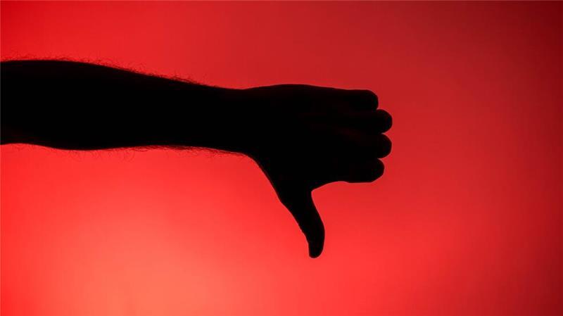 Der Mensch nimmt negative Informationen stärker wahr als positive. (Symbolbild)