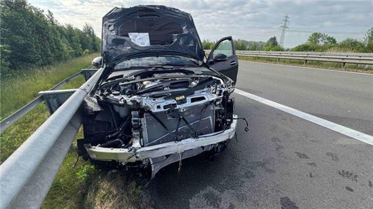 Der Mercedes-AMG hinterließ eine 200 Meter lange Bremsspur, bevor er in der Leitplanke einschlug.