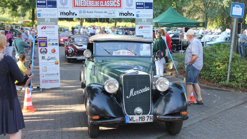 Der Mercedes Benz (Baujahr 1951) von Klaus und Ilsetraud Bauernsachs zieht die Blicke auf sich.