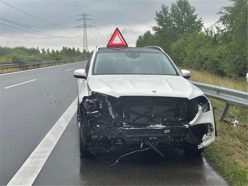 50.000 Euro Schaden: Schwerer Unfall auf A 26 – Autofahrer flüchtet Der Mercedes-Fahrer musste mit seinem Fahrzeug eine Vollbremsung hinlegen und verlor die Kontrolle über seinen Wagen. Foto: Polizei