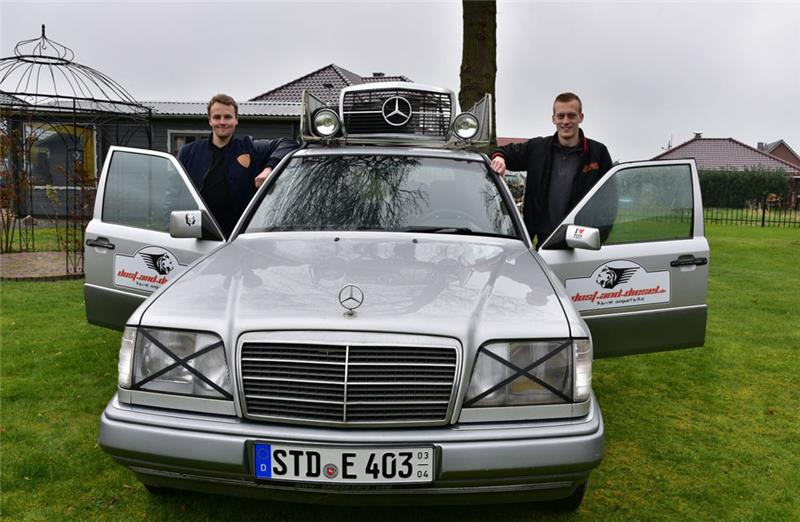 Der Mercedes-Kombi ist startbereit: Die Rallye-Fahrer Yan Offermann (links) und Nils Eckhoff brechen bald nach Afrika auf. Foto: Beneke