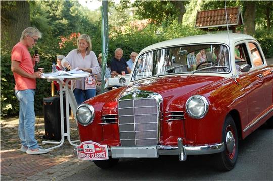 Der Mercedes MB 180 aus Bremervörde wird in Wangersen gebührend von Moderator Nils Möller (links) und vielen Zuschauern begrüßt. Fotos: Laudien