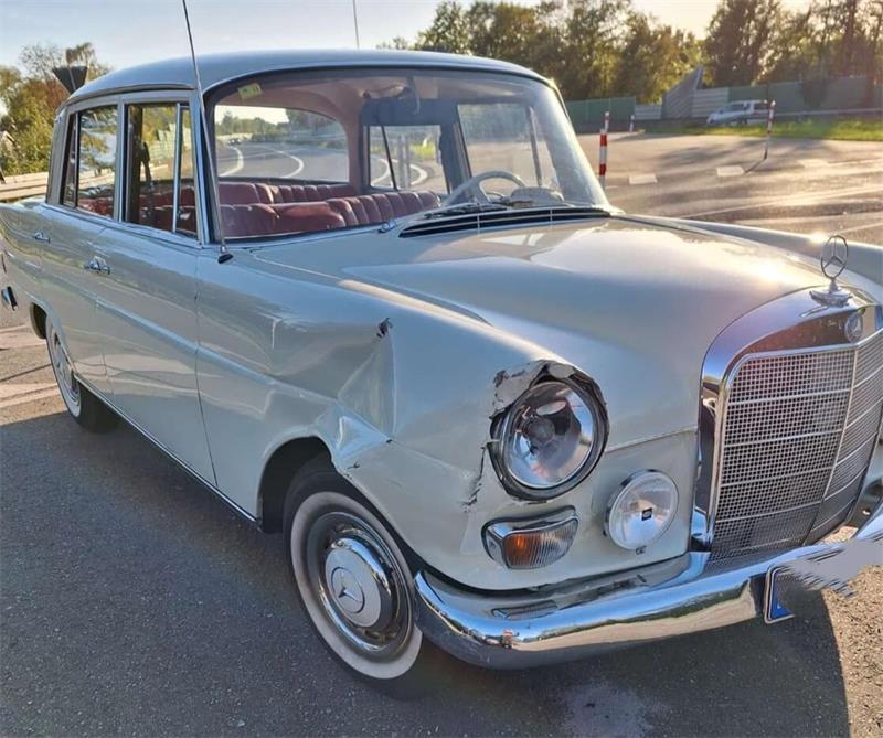 Der Mercedes-Oldtimer wurde im Kreisverkehr in Cuxhaven übersehen. Die Autos stießen zusammen.