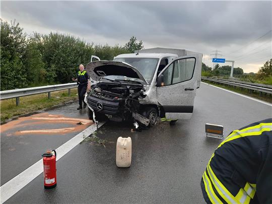 Der Mercedes-Transporter hat auf der A26 die Leitplanke gerammt. Foto: Feuerwehr