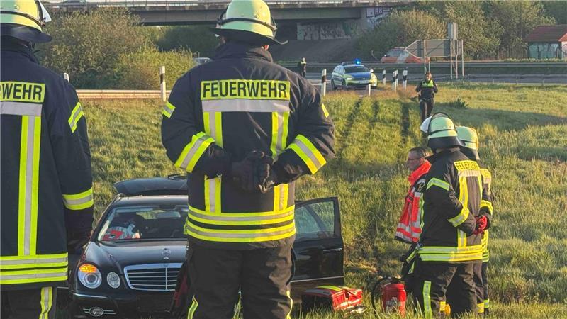 Der Mercedes blieb schließlich in einem Grünstreifen nahe der A-26-Ausfahrt Dollern stehen.