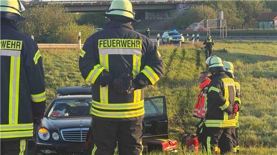 Der Mercedes blieb schließlich in einem Grünstreifen nahe der A-26-Ausfahrt Dollern stehen.