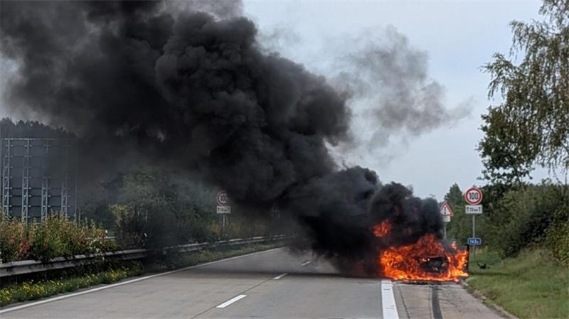 Der Mercedes brannte auf der A27 vollständig aus.