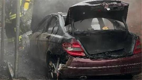 Der Mercedes brannte in Nenndorf (Kreis Harburg) komplett aus.