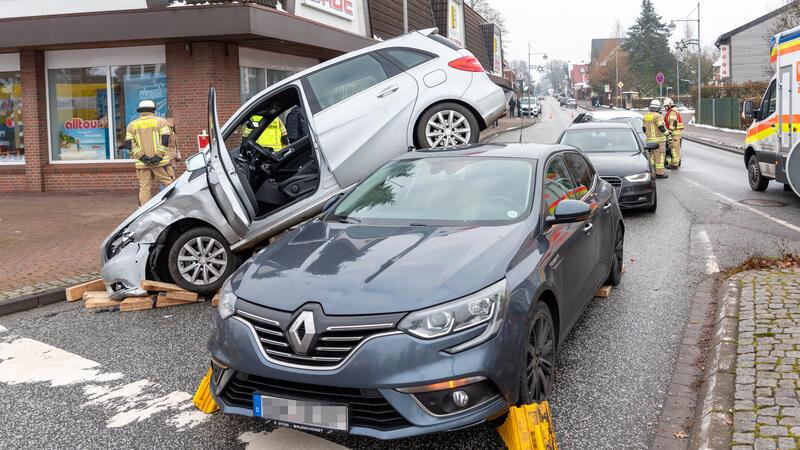 72-Jährige schleudert an roter Ampel mit Mercedes durch die Luft Der Mercedes der 72-Jährigen landete mit den Hinterreifen auf dem Dach eines Renaults.
