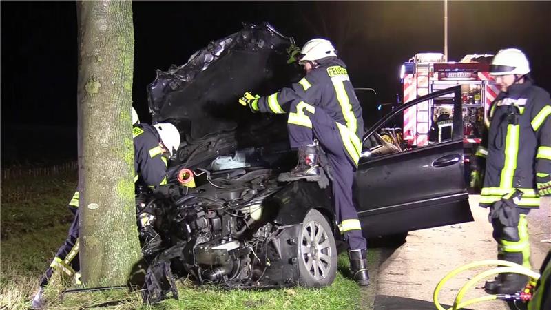 Der Mercedes erlitt bei dem Unfall massive Schäden. Foto: Andreas Hellwig/ TV-Elbnews