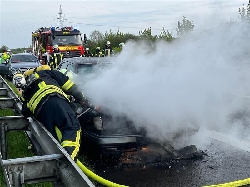 Der Mercedes fing zwischen den Anschlussstellen Dollern und Stade auf der A26 Feuer. Foto: Vasel