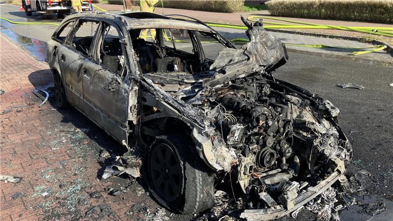 Mercedes fängt in Stade während der Fahrt Feuer Der Mercedes ist vollständig ausgebrannt.